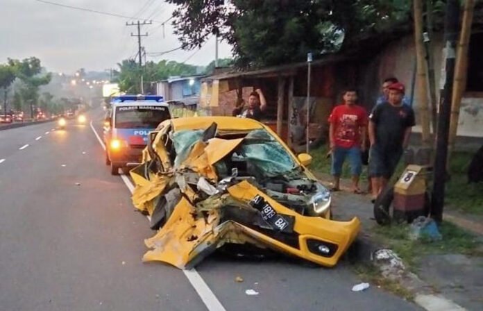 KECELAKAAN. Kendaraan Mobil Brio terlihat ringsek setelah terlibat kecelakaan dengan truk di Jalan Magelang - Jogja. (foto : Chandra Yoga Kusuma/magelang ekspres)