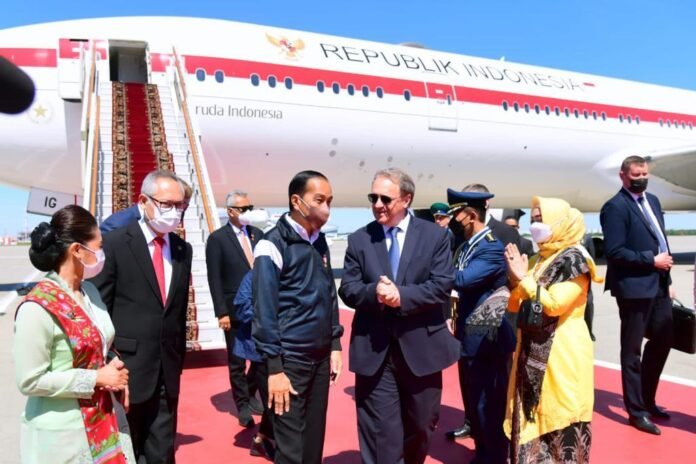 Presiden Jokowi dan Robongan saat tiba di Moscow