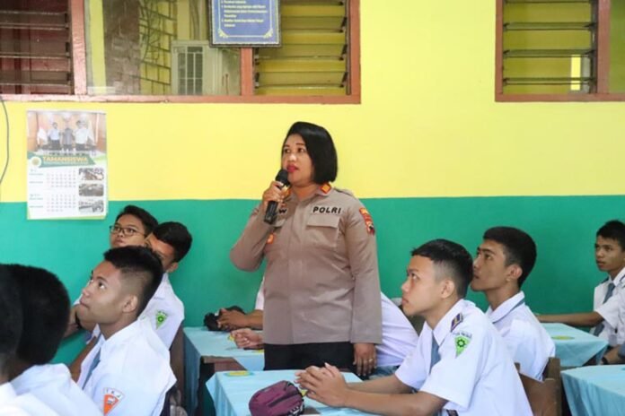 PAPARKAN MATERI: AKP Ida Wida Astuti saat memberikan materi kepada siswa SMK TKM Tamansiswa dalam rangka Polwan Goes to School, di sekolah setempat, kemarin. (Foto: eko)