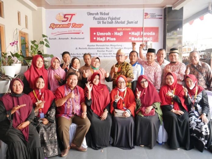 BERSAMA. Kepala Kantor Perwakilan Syaamil Tour Magelang, Haryanto dan karyawan usai peresmian Syaamil Tour Magelang.