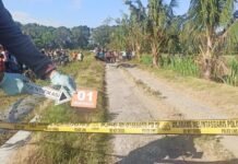OLAH TKP. Petugas kepolisian melakukan olah TKP kasus dugaan pembunuhan di jalan Desa Kentengrejo Kecamatan Purwodadi, kemarin. (Foto: eko)