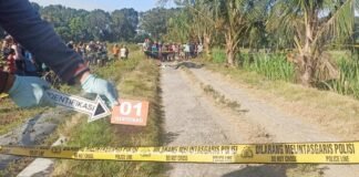 OLAH TKP. Petugas kepolisian melakukan olah TKP kasus dugaan pembunuhan di jalan Desa Kentengrejo Kecamatan Purwodadi, kemarin. (Foto: eko)