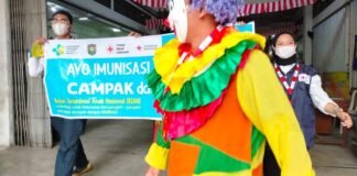 Petugas PMI bersama relawan berkostum badut mengkampanyekan pentingnya imunisasi MR Campak dan Rubella kepada masyarakat di sejumlah fasilitas publik