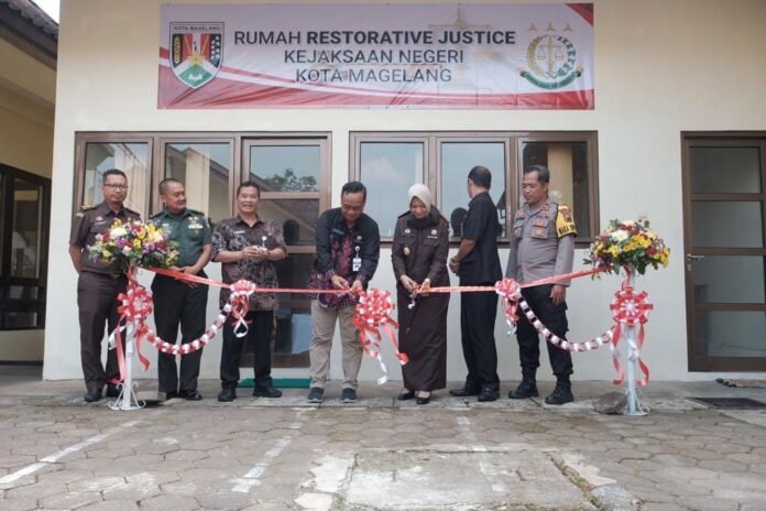 JUSTICE. Rumah Restorative Justice Kota Magelang yang berada di Kecamatan Magelang Tengah diresmikan Walikota dan Kajari Magelang. (foto : wiwid arif/magelang ekspres)