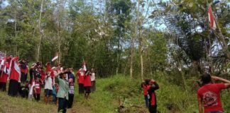 KIBARKAN BENDERA. Warga Desa Wadas Kecamatan Bener yang menolak quarry melakukan pengibaran bendera setengah tiang saat upacara 17 Agustus di desa tersebut, kemarin. (istimewa)