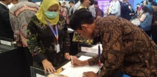 TANDA TANGAN. Basari Supriyanto menandatangani kontrak kerja pengadaan kopi dengan negeri Belanda di TEI 2022, kemarin. (Foto:doks Kopi Berteman Temanggung)