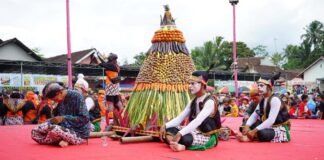 GREBEG OJEG. Gunungan Ojeg dalam Festival Grebeg Ojeg di di Dusun Drojogan, Desa Sidomulyo, Kecamatan Salaman Magelang.