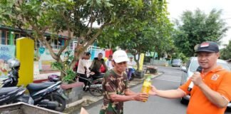 PKS MENYAPA. Achmad Widodo, Ketua Fraksi PKS DPRD Kota Magelang memberikan minyak goreng kepada warga kurang mampu, Ahad (30/10).