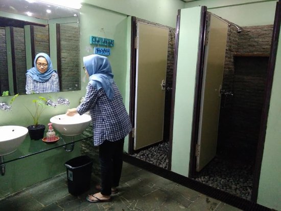 Kamar Mandi Dan Wastafel Dilengkapi Shower Water Heater Picture