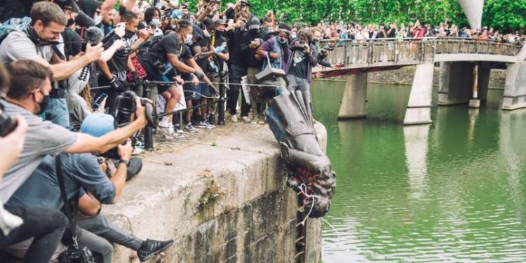 Derriban estatuas de esclavistas durante protestas antirracistas en todo el mundo (+Fotos)