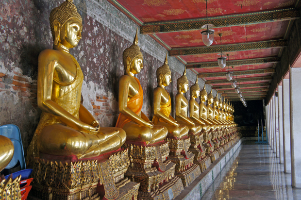 Imágenes de Buda en el Wat Suthat de Bangkok