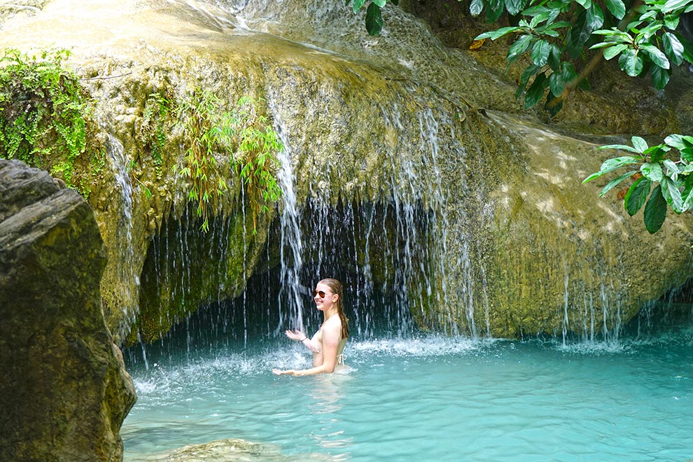 Chica bañandose en Erawan