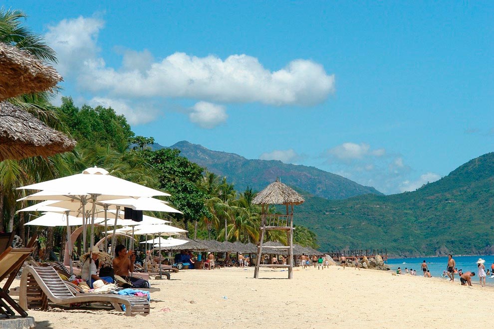 Playa con palmeras en Nha Trang