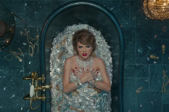 Kosztowna kąpiel Taylor Swift? Brylanty, cyrkonie, dolary z sejfu (WIDEO)