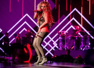 PÓŁNAGA Jennifer Lopez na koncercie w Minneapolis (ZDJĘCIA)