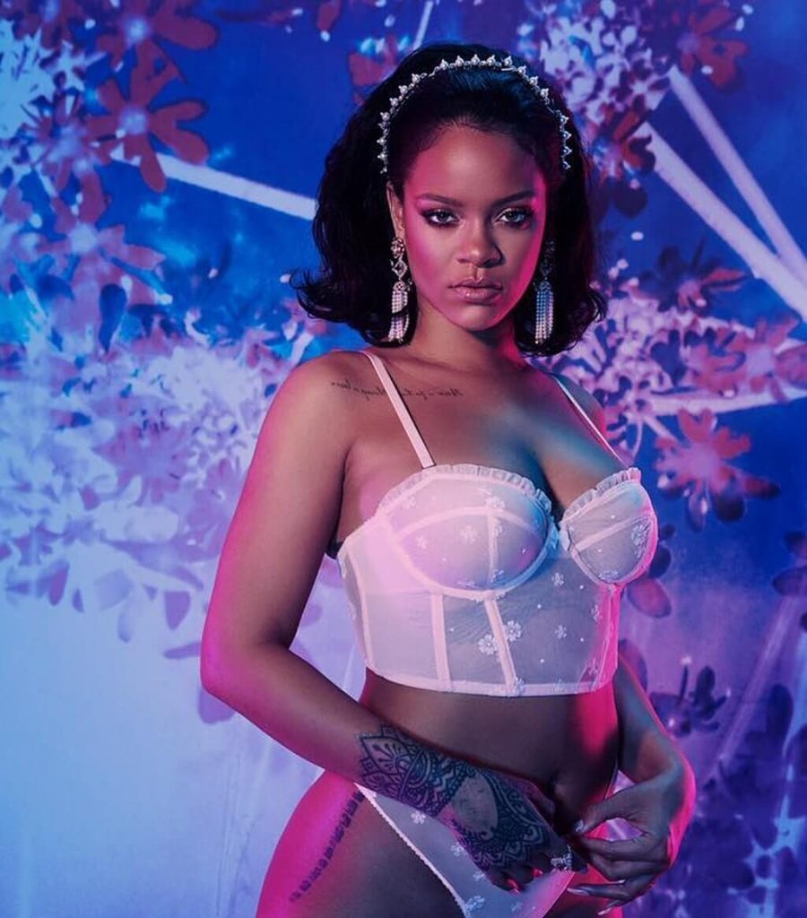 Rihanna kusi w bieliźnie. Zobacz PIKANTNE zdjęcia!