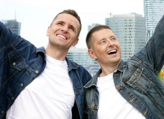 Małżeństwo Jakub i Dawid nagrali hymn dla LGBT. Klip „Inni” podbija sieć!