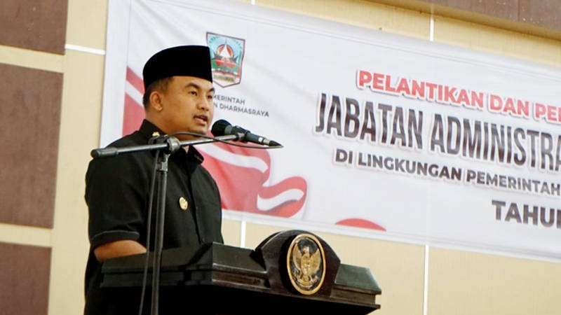 Pulau Punjung, Padangkita.com - Bupati Dharmasraya, Sutan Riska Tuanku Kerajaan melantik sebanyak 44 pejabat administrasi dan pengawas.