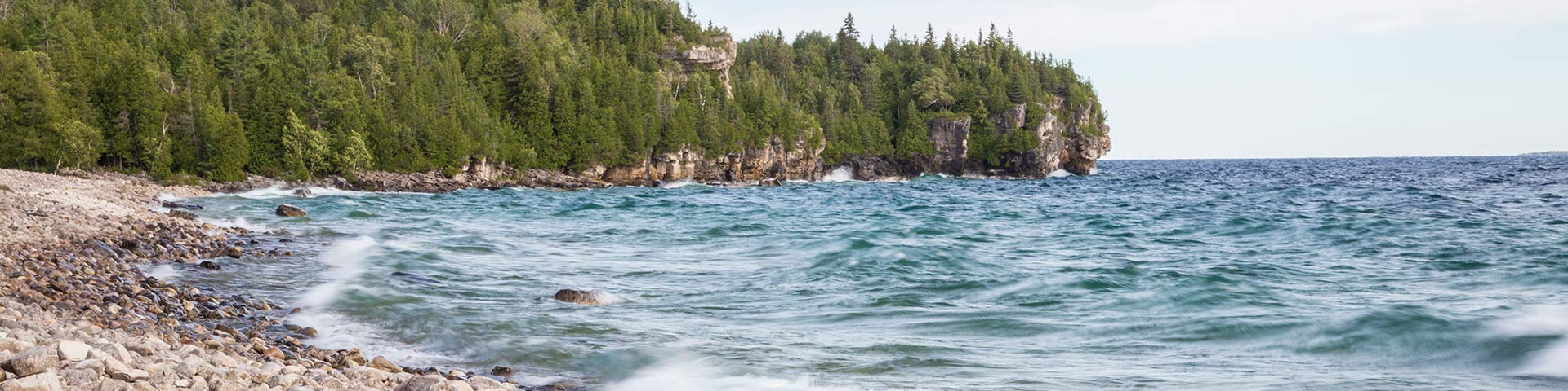 Vagues sur un rivage rocheux.