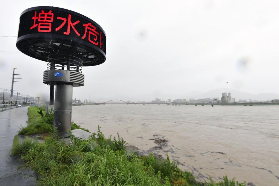 Una señal de advertencia para informar del peligro de inundaciones se destella cerca del río Ota en Hiroshima, oeste de Japón, el sábado 14 de agosto de 2021. (Shingo Nishizume/Kyodo News/AP).