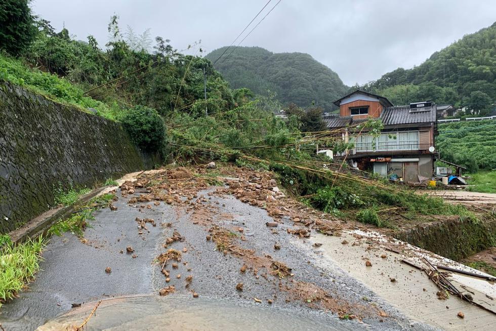 Vista general de árboles caídos después de fuertes lluvias que causaron deslizamientos de tierra en la ciudad de Ureshino, prefectura de Saga, Japón el 14 de agosto de 2021. (TWITTER @ KONOEMON321/REUTERS).