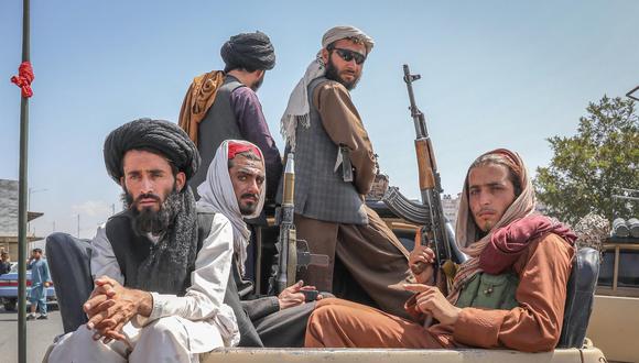 Combatientes talibanes van en la parte trasera de un vehículo en Kabul, Afganistán, 16 de agosto de 2021. (EFE / EPA / STRINGER).