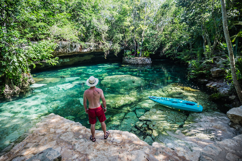 David Stock egy cenote közelében Cancun, Mexikó