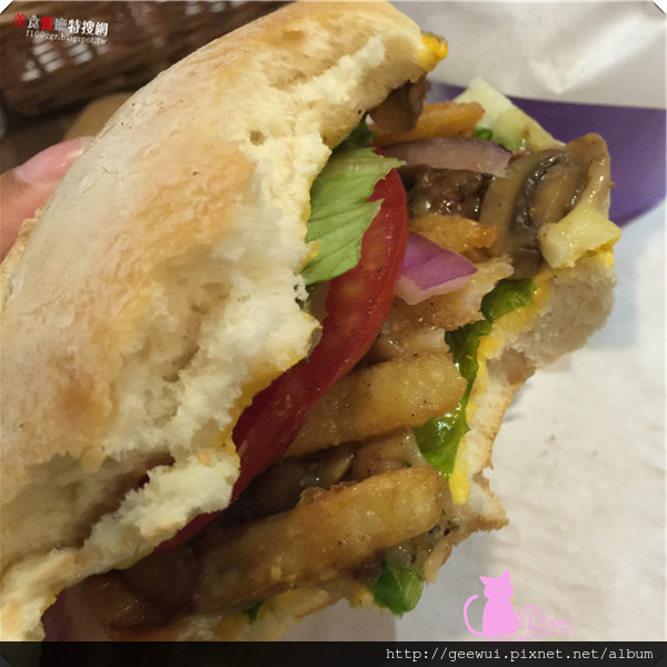 台北採點趣～美味漢堡一手掌握！市民大道美食@1885 Burger 多汁蘑菇蔬菜哈伯蒂起司漢堡好好吃！漢堡就是要夾薯條一起吃啦！ 飲食集錦 