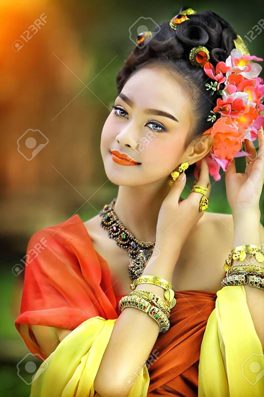 https://previews.123rf.com/images/saritsadee/saritsadee1802/saritsadee180200023/94678058-thai-costume-beautiful-women-khon-thai-costume-asian-women-in-traditional-costume-of-thailand-beauti.jpg