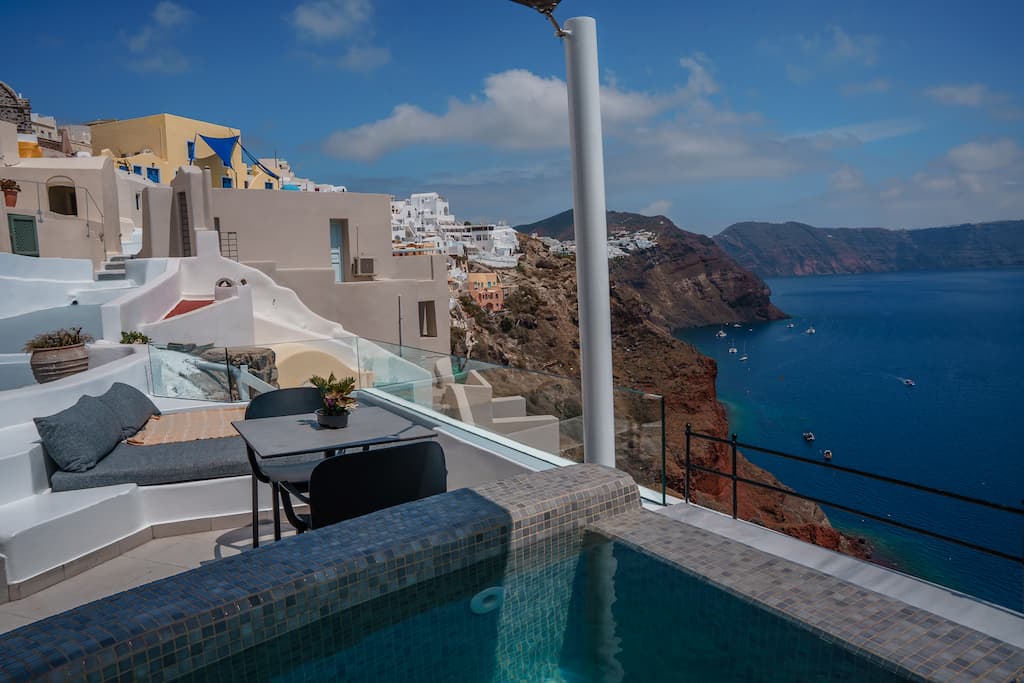 Top pick of the Oia hotels with Caldera view.