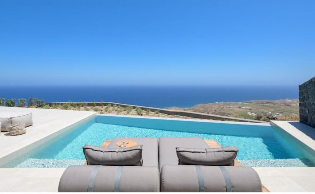 Santorini private pool suite