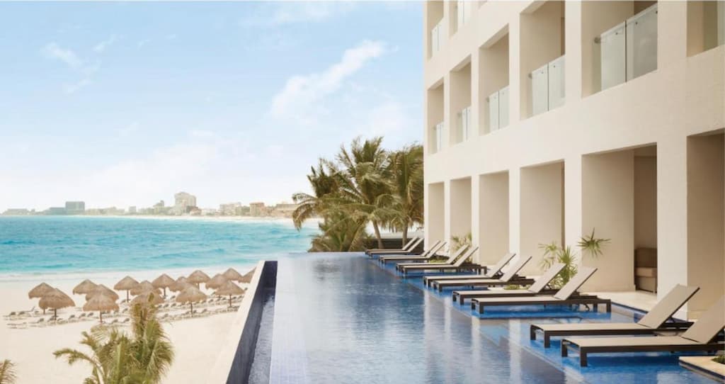 Cancun swim up suites