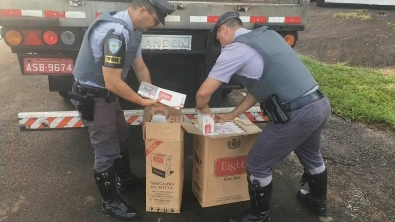 Polícia apreende cigarros após motorista apresentar nota fiscal de carga de frango
