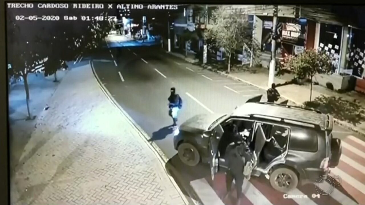 Polícia vai investigar carros usados no assalto a banco em Ourinhos