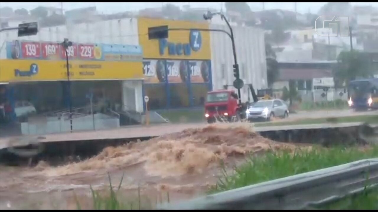 Chuva alaga ruas e avenidas de Bauru e motoristas ficam ilhados