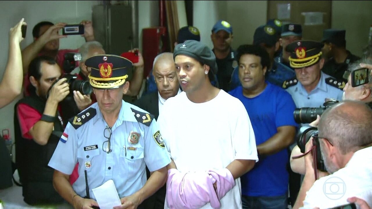Ronaldinho Gaúcho e Assis seguem presos preventivamente no Paraguai