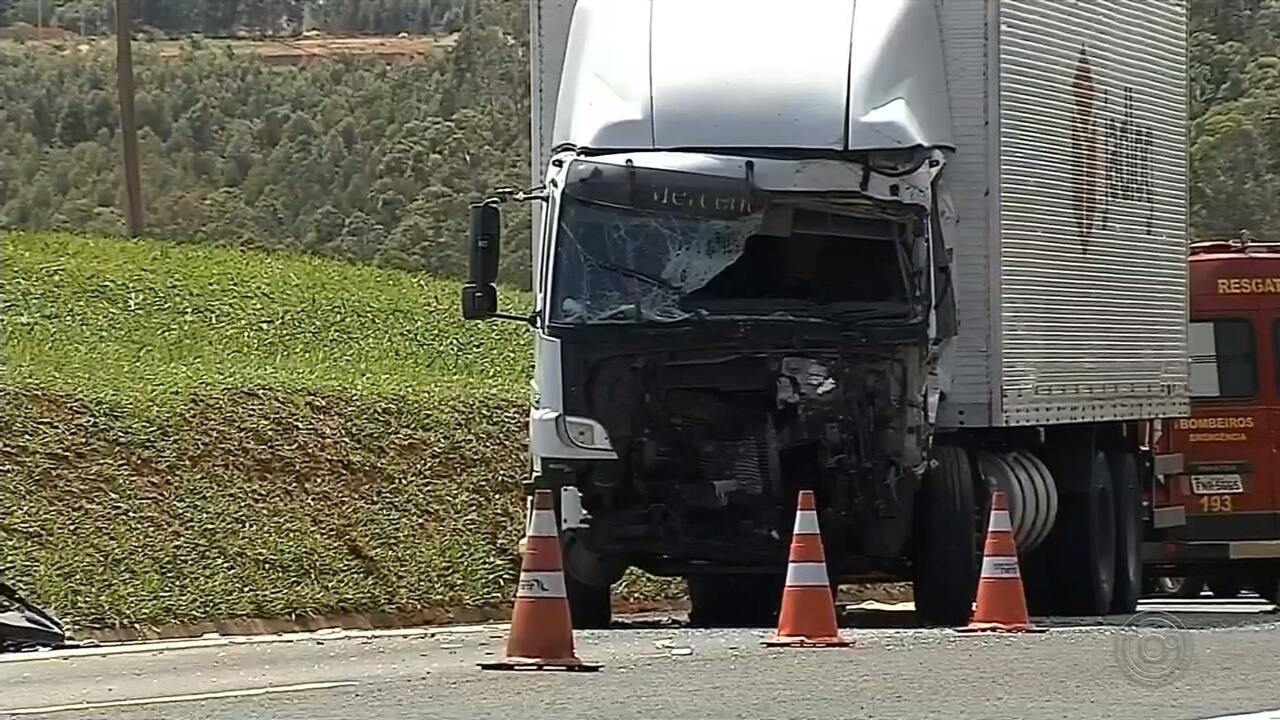 Caminhoneiro fica ferido depois de bater na traseira de outro caminhão em Areiópolis