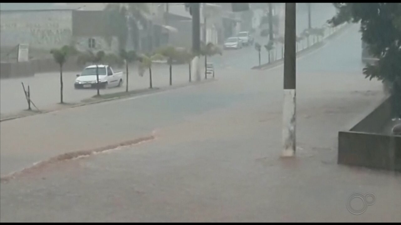 Chuva forte alaga avenida de Cesário Lange nesta segunda-feira