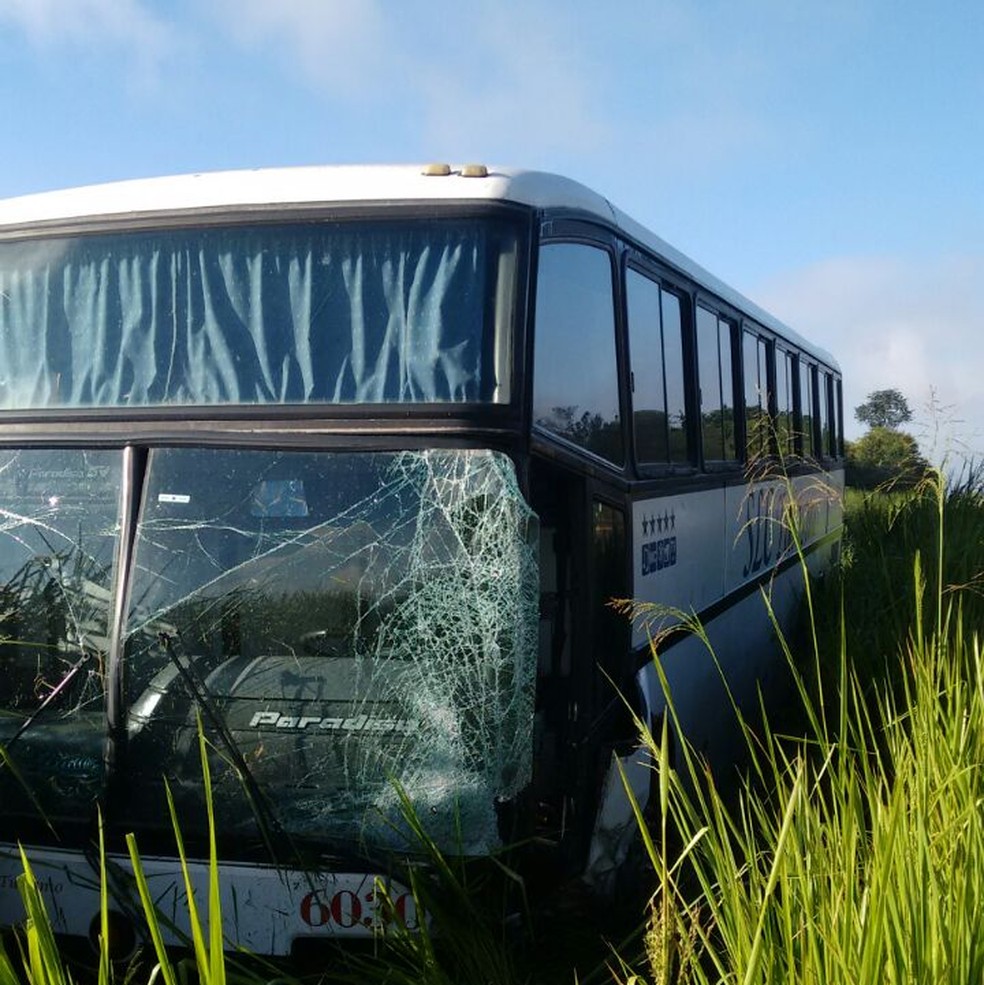 Frente do ônibus ficou danificada após a colisão, mas ninguém se feriu (Foto: Corpo de Bombeiros/ Divulgação )
