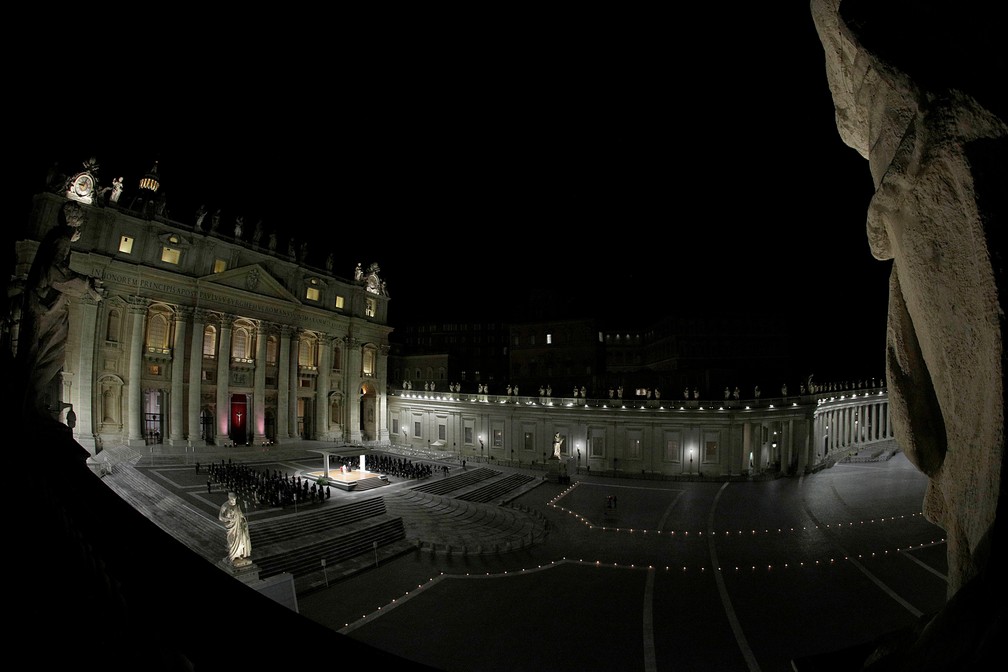 Praça São Pedro, no Vaticano, na cerimônia de Via-Sacra, nesta sexta-feira (2) — Foto: Gregorio Borgia/Reuters