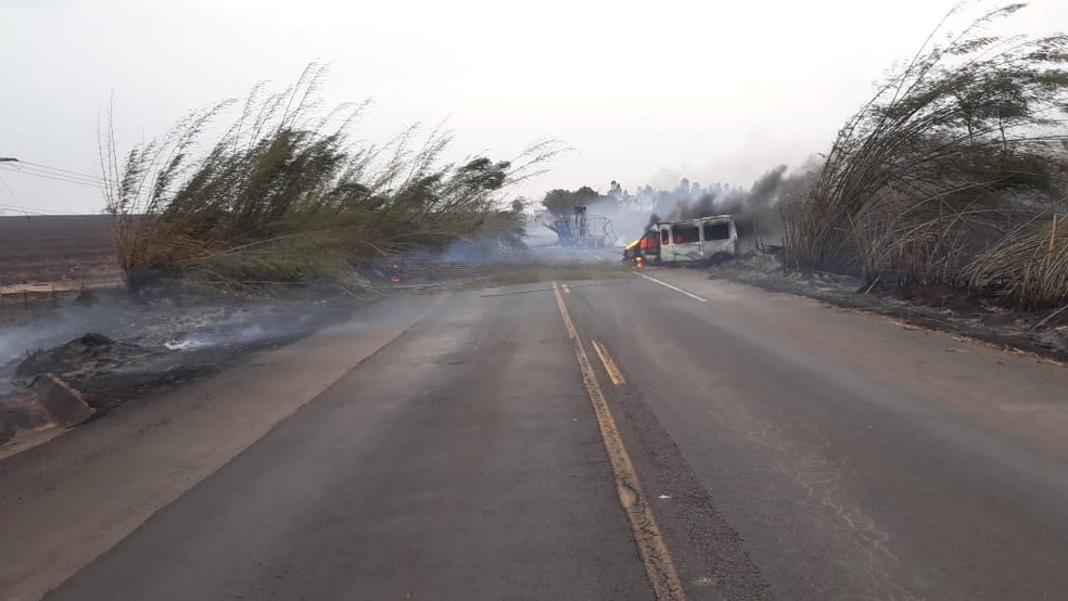 Seis pessoas morreram carbonizadas na SP-284, em Martinópolis — Foto: Compdec