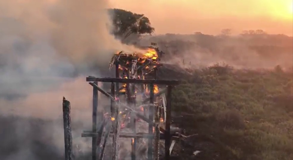 Ponte em chamas no Pantanal de MS — Foto: Marcos Rogério