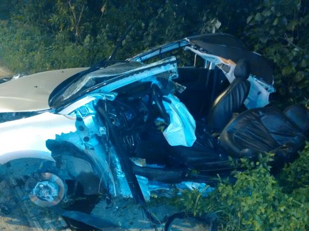 Motorista perdeu o controle do veículo e colidiu com um poste (Foto: Reprodução/Facebook Samu Litoral)