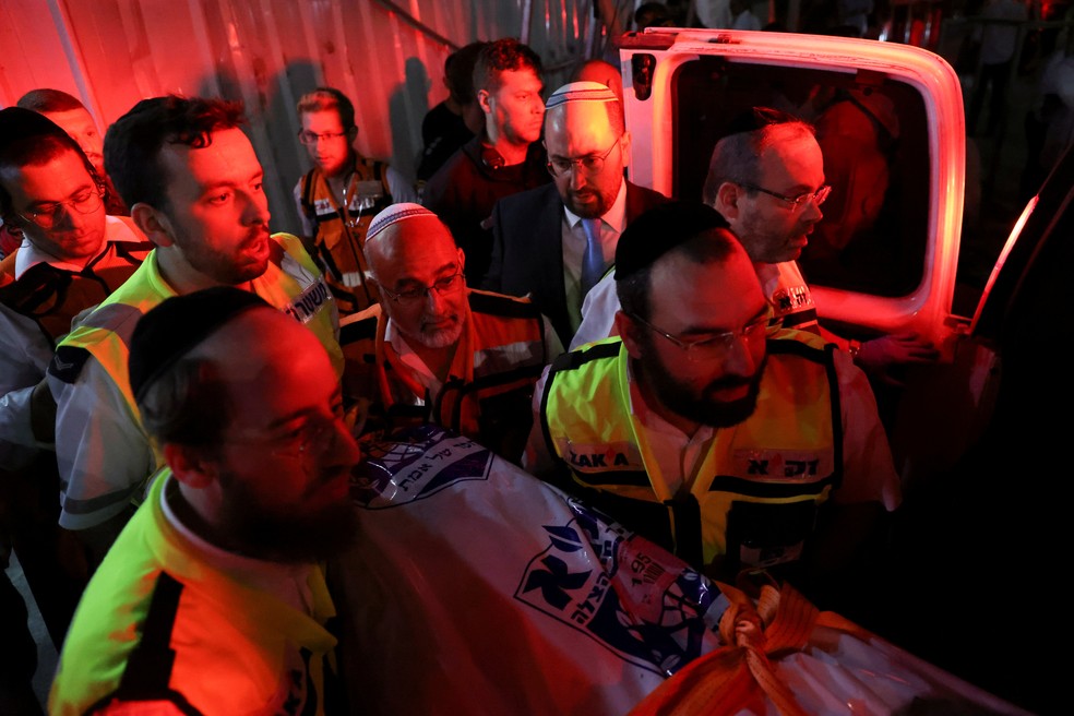 Equipes do serviço israelense de emergências atendem feridos após colapso de arquibancada em sinagoga da Cisjordânia neste domingo (16) — Foto: Reuters