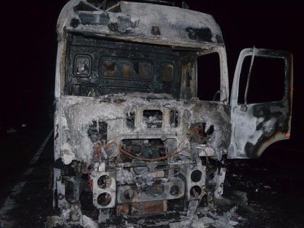 Incêndio começou na cabine do veículo (Foto: João Trentini/Rádio Tupã/Divulgação)