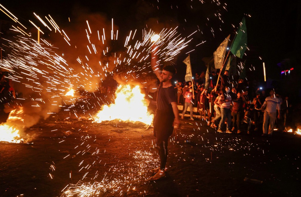 Palestino solta fogos de artifício durante protesto contra Israel em Jerusalém, neste sábado (24) — Foto: Mohammed Salem/Reuters