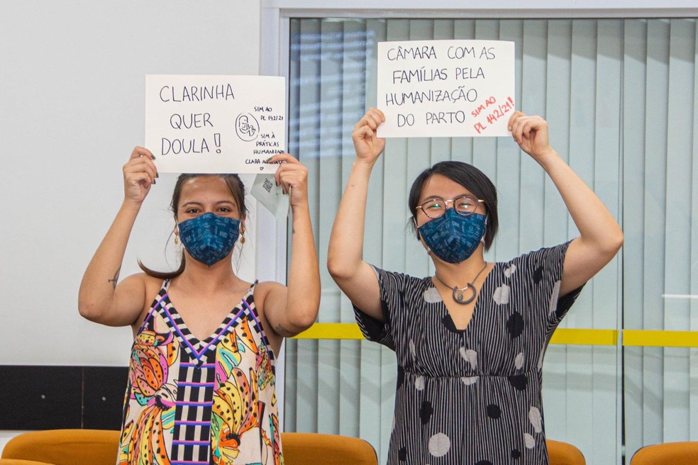 Driely Carvalho e Luisa Kimie durante movimento em favor da regulamentação da presença de doulas em hospitais e maternidades de Limeira  — Foto: Câmara de Limeira/Divulgação 