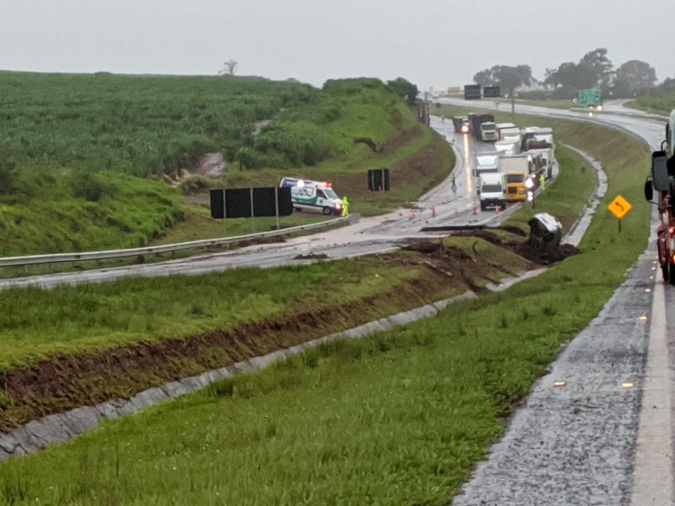 Rodovia Marechal Rondon (SP-300) foi interditada do quilômetro 236 ao 240 em Botucatu — Foto: Arquivo pessoal