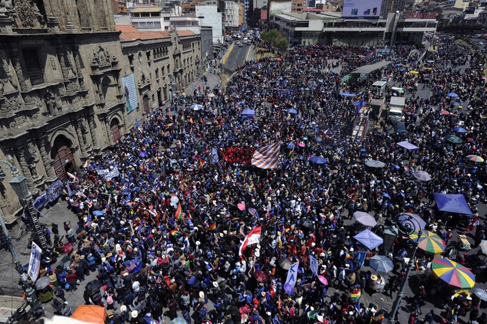 Bolivianos reunidos em frente à Basília de São Francisco, em La Paz, durante posse do presidente eleito Luis Arce, neste domingo (8). — Foto: AFP