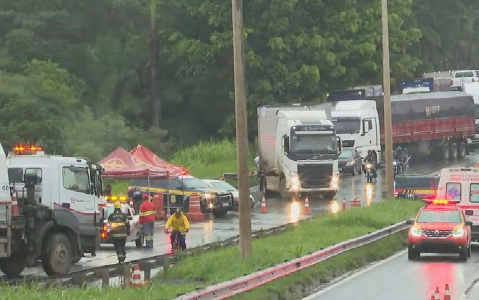 Acidente entre ônibus e caminhão deixa rodovia interditada — Foto: Reprodução/TV Anhanguera